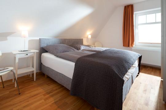 Schlafzimmer mit Boxspringbett