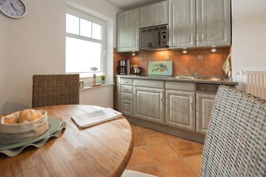 Küche mit Cerankochfeld und Spülmaschine