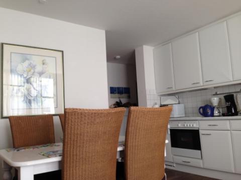 schöne Wohnküche mit großer Sitzecke