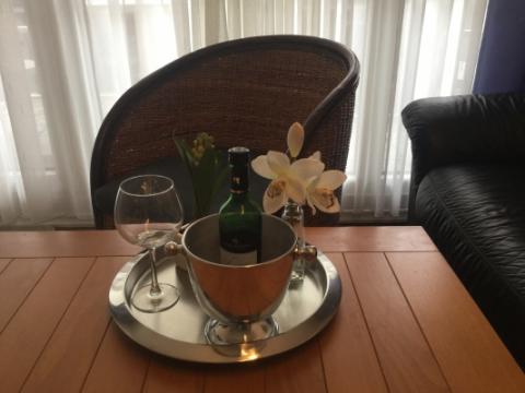 Wohnecke mit Ledersofa u Korbstuhl