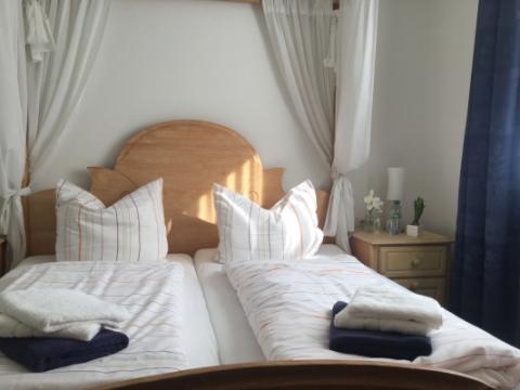 Schlafzimmer mit Himmelbett, großem Bauernschrank u Fernseher