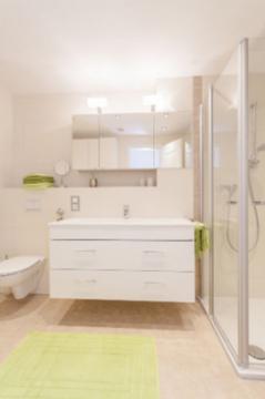 das moderne helle Badezimmer