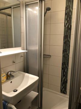 Badezimmer mit Dusche und WC