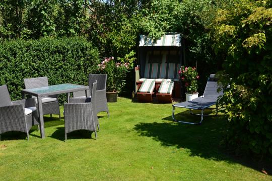 Sitzplatz im Garten mit Strandkorb und Sonnenliege