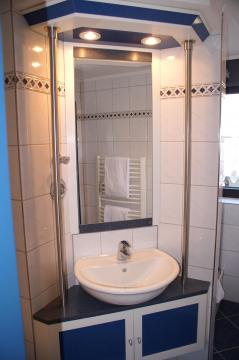 Bad, Waschbecken und Spiegelschrank