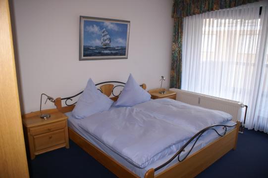 Eheschlafzimmer mit Blickrichtung Balkon Damenpfad