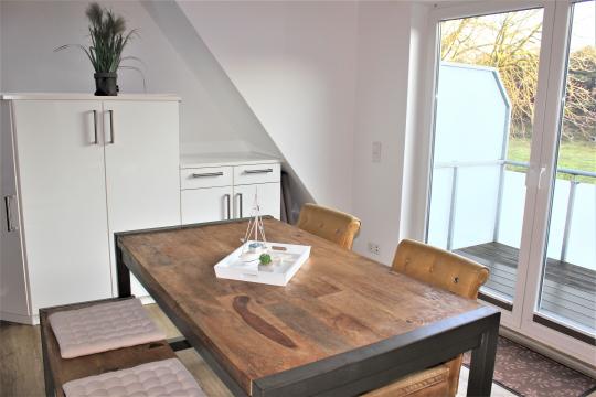 Essbereich mit Zugang zum Balkon