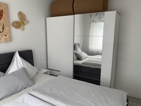 Schlafzimmer mit geräumigem Kleiderschrank