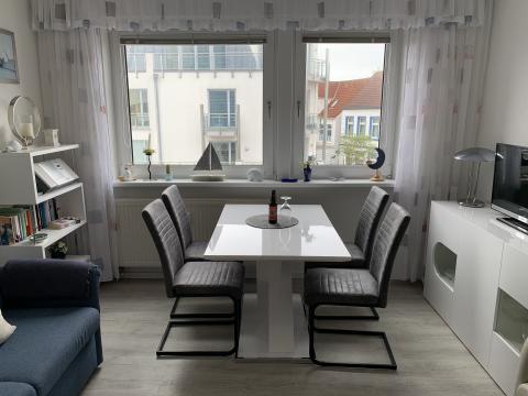 Wohn- und Essbereich mit seitlichem Meerblick