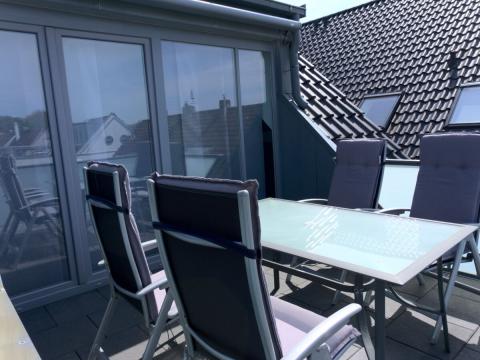 großer Balkon / Fenster vom Wohnraum