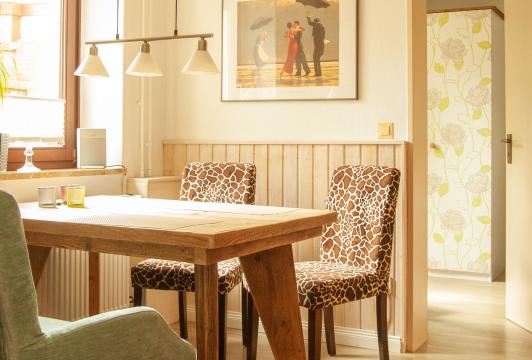 Essbereich mit Blick ins Schlafzimmer