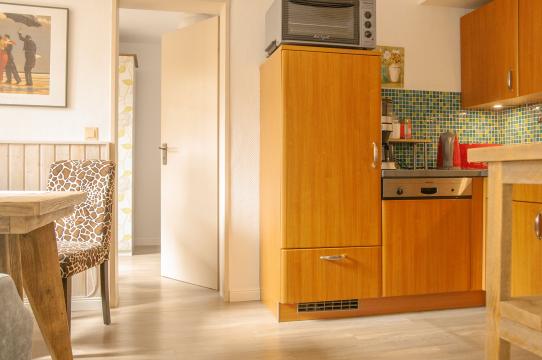 Küchen-, Essbereich mit Blick ins Schlafzimmer